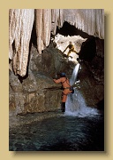 NL: Kleine watervallen maken het tot een spectaculair gebeuren (-1050m).   EN: Some small waterfalls make things even more spectacular (-1050m). Scan081